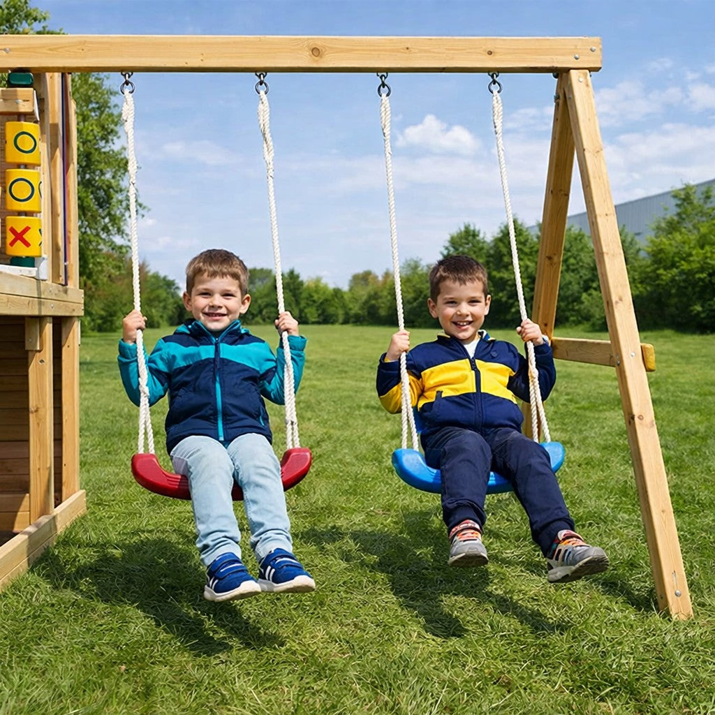 Деца, играещи на люлки към детска дървена къщичка на открито