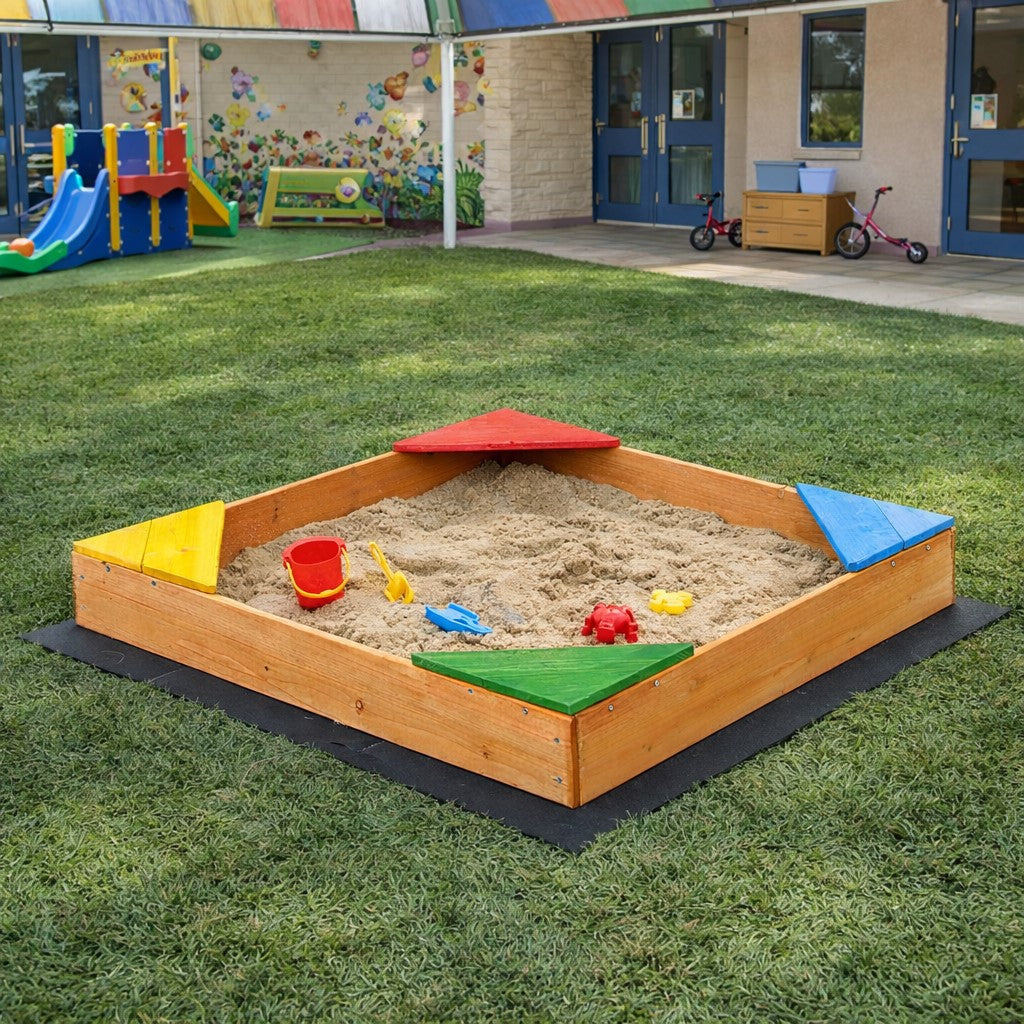 Детски пясъчник GINGER HOME в градинска среда за игра на открито