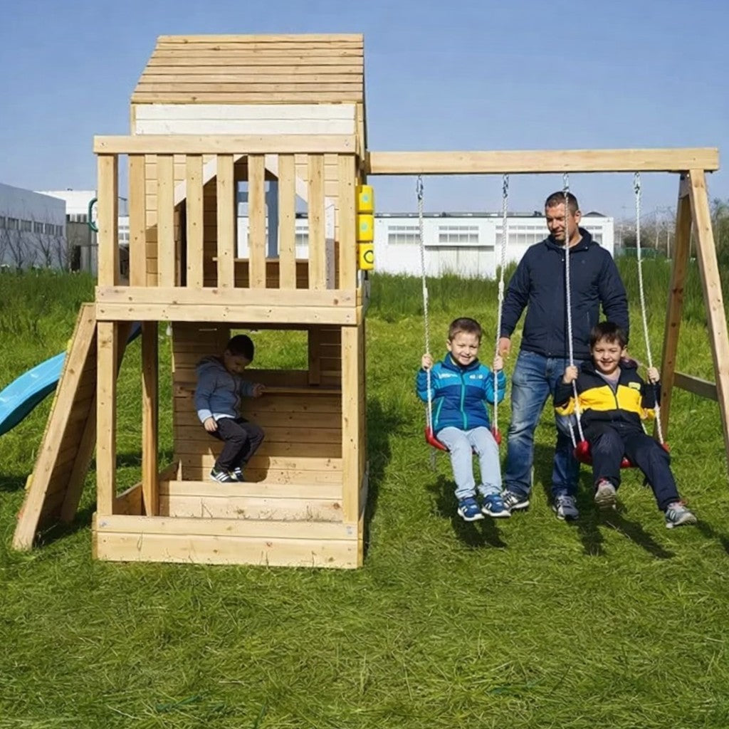 Детска дървена къщичка с деца – реална употреба на игрови комплекс на открито