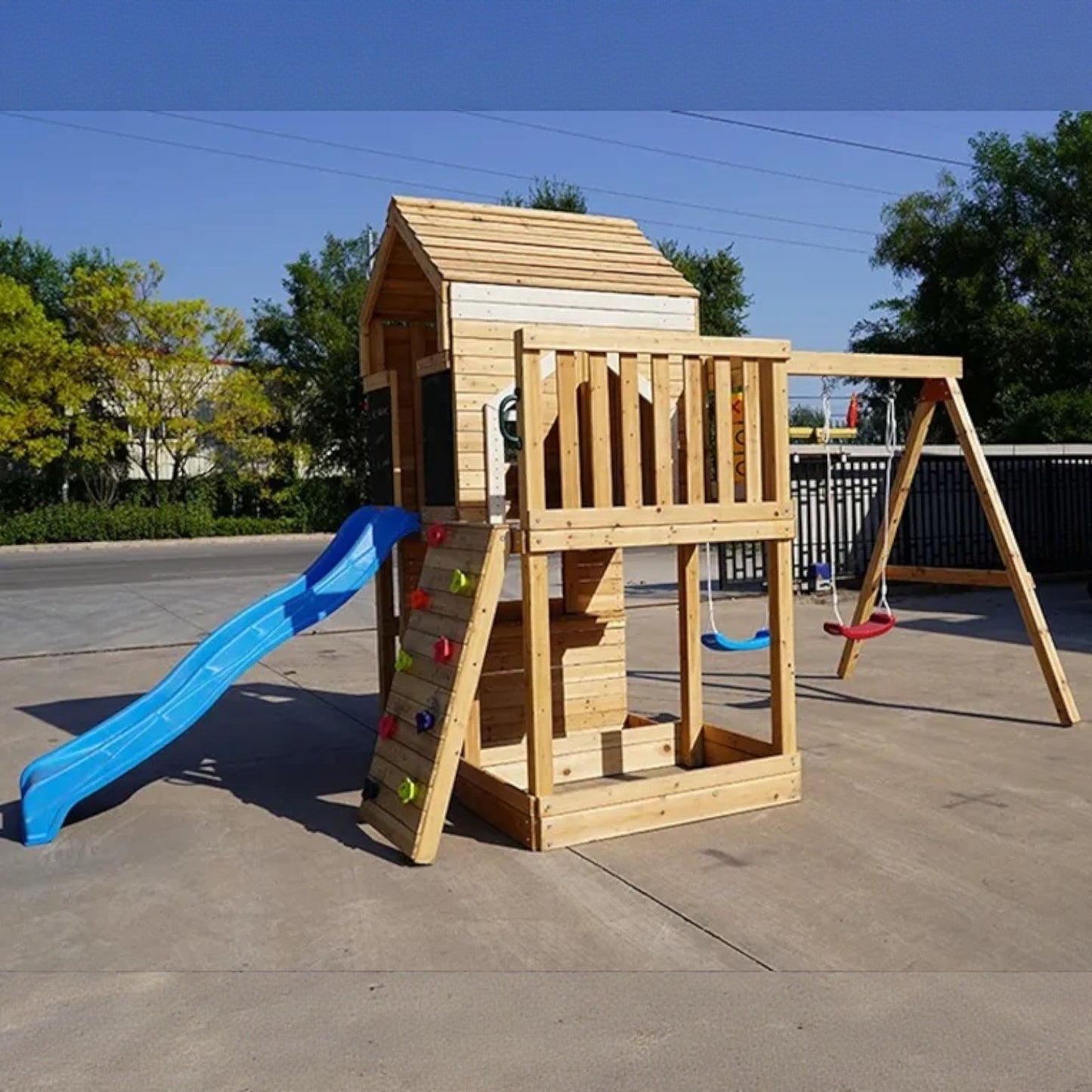 Голяма детска дървена къщичка за игра на открито – стабилна конструкция