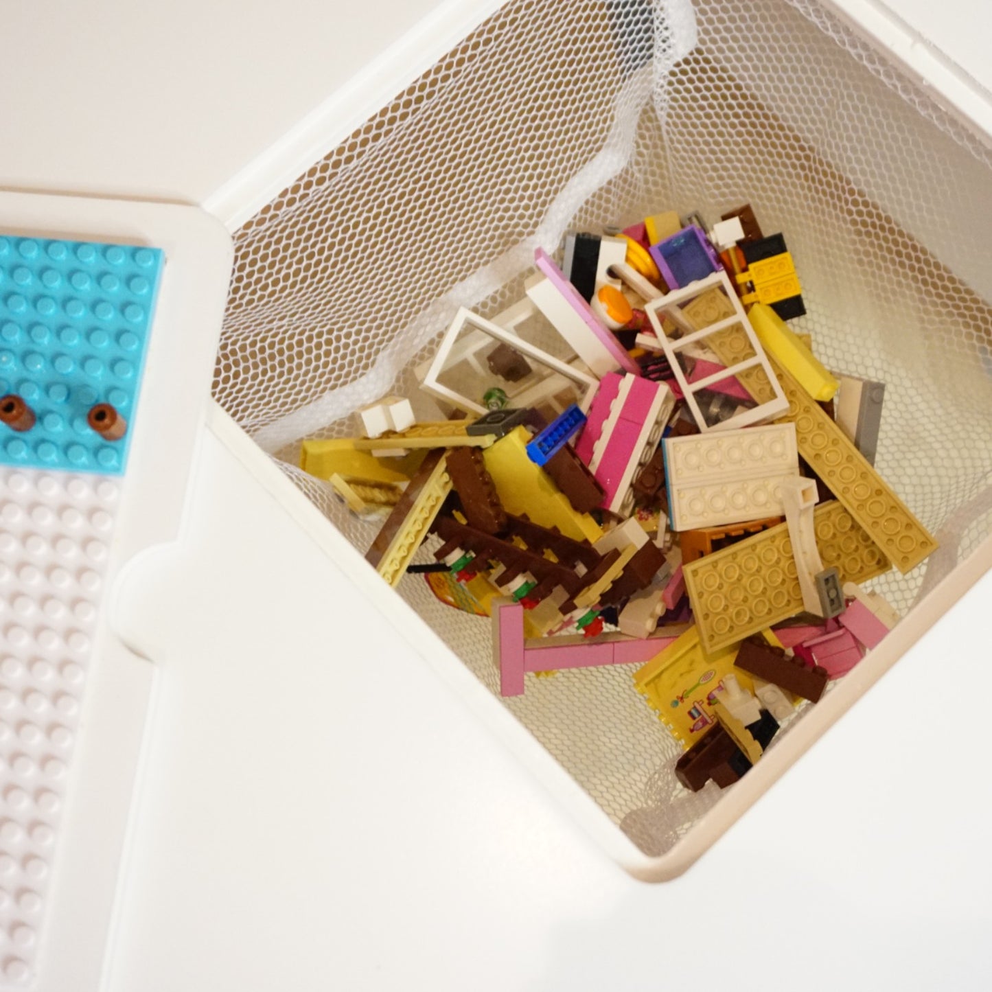 Tavolo in legno per bambini con 2 sedie, con contenitore per giocattoli, giochi di costruzione e libri - Bianco/Blu