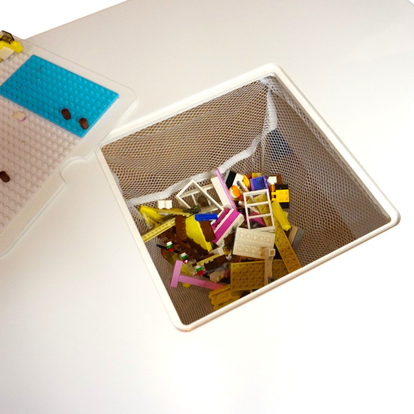 Tavolo in legno per bambini con 2 sedie, con contenitore per giocattoli, giochi di costruzione e libri - Bianco/Blu