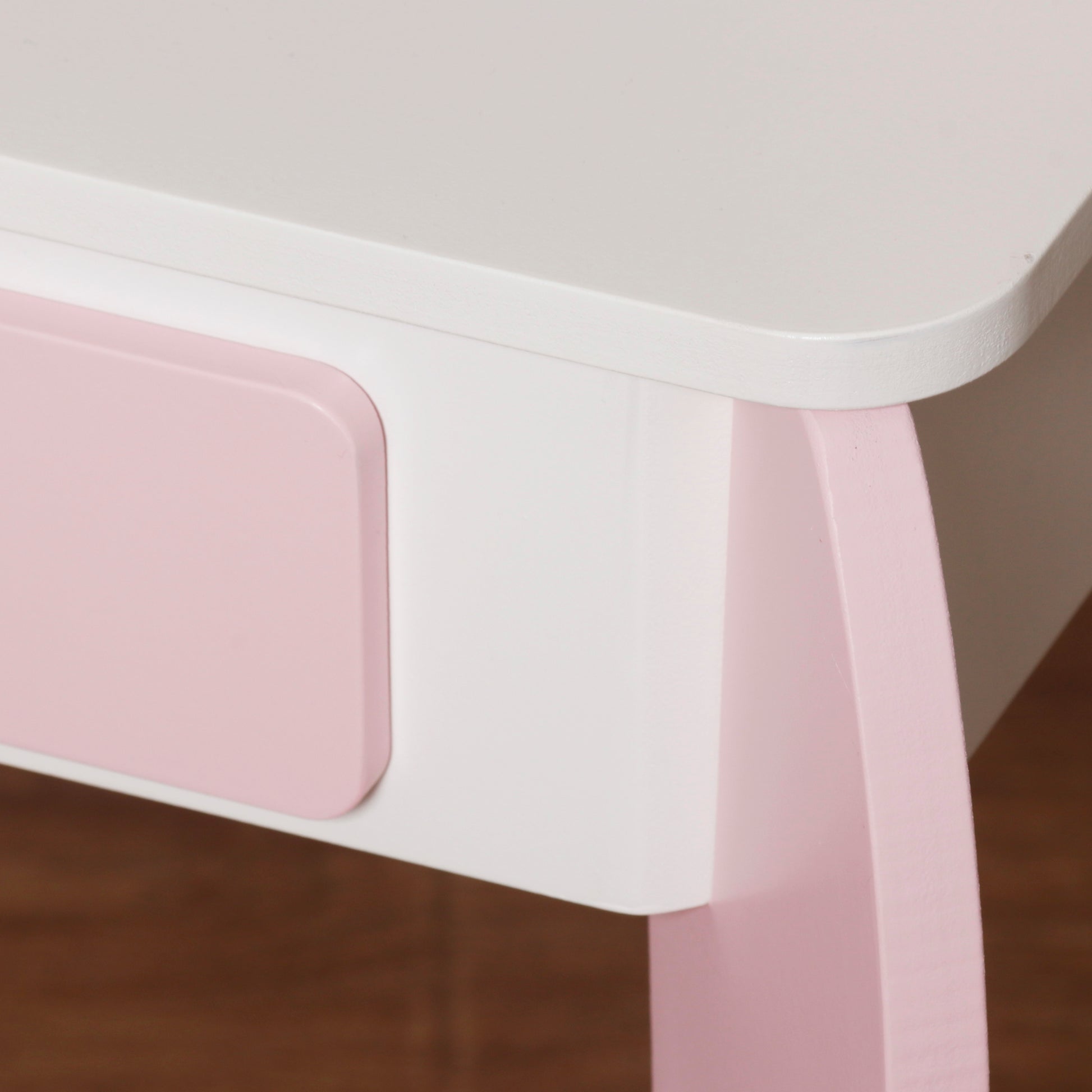 Детайл на конструкцията и плота на детска дървена тоалетка GINGER HOME