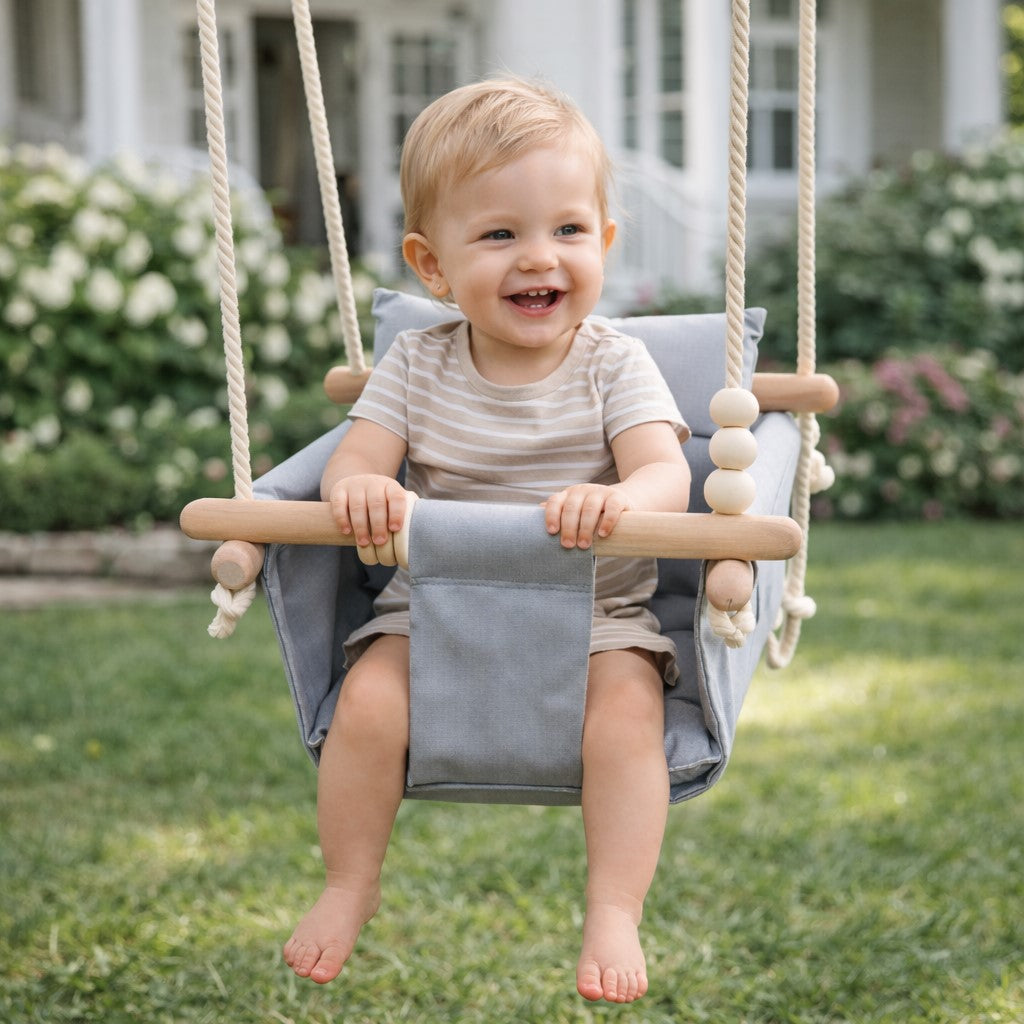 Дете се люлее в детска дървена люлка Scandi на открито