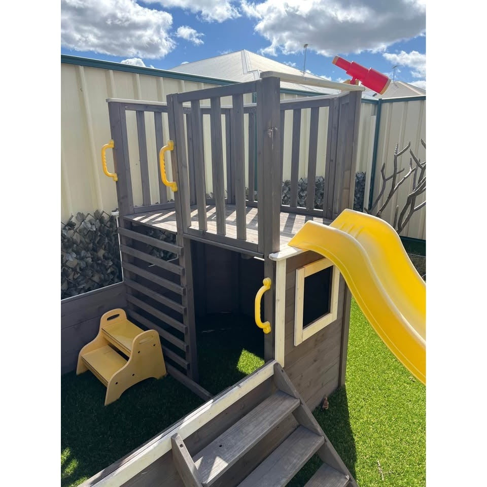 Жълта пързалка и горна платформа на детска дървена катерушка пиратски кораб