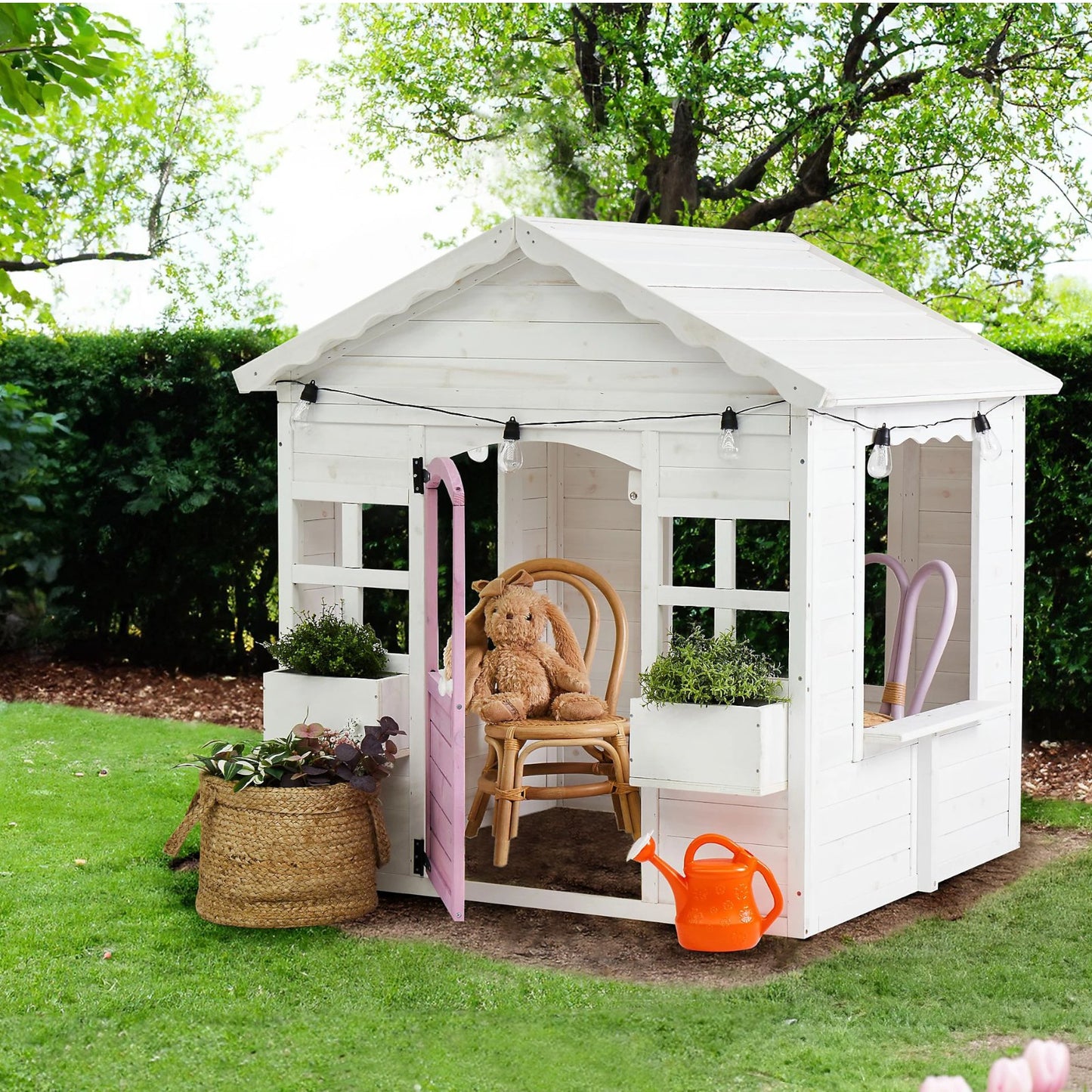 Детска дървена къщичка за игра GINGER HOME, поставена в градина