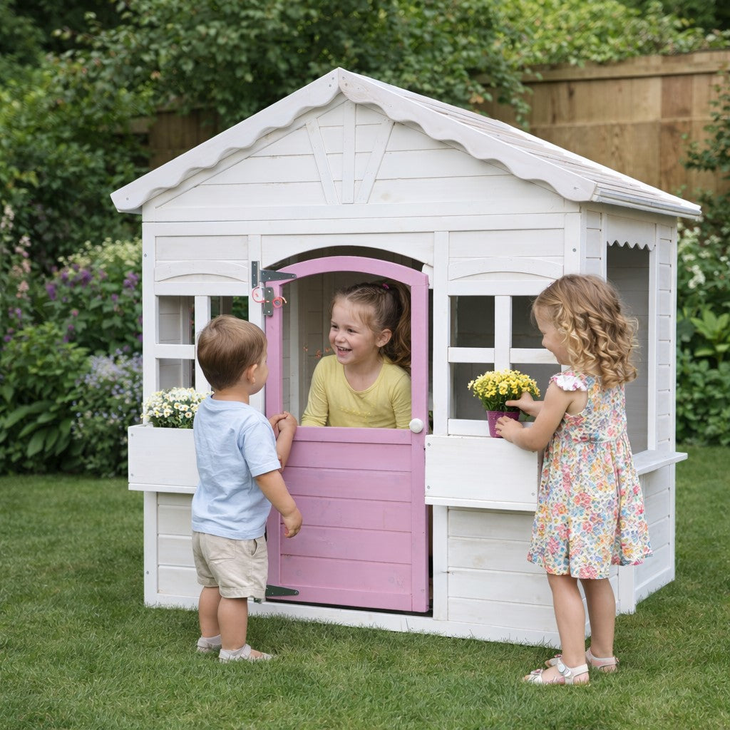 Деца играят в детска дървена къщичка GINGER HOME на открито