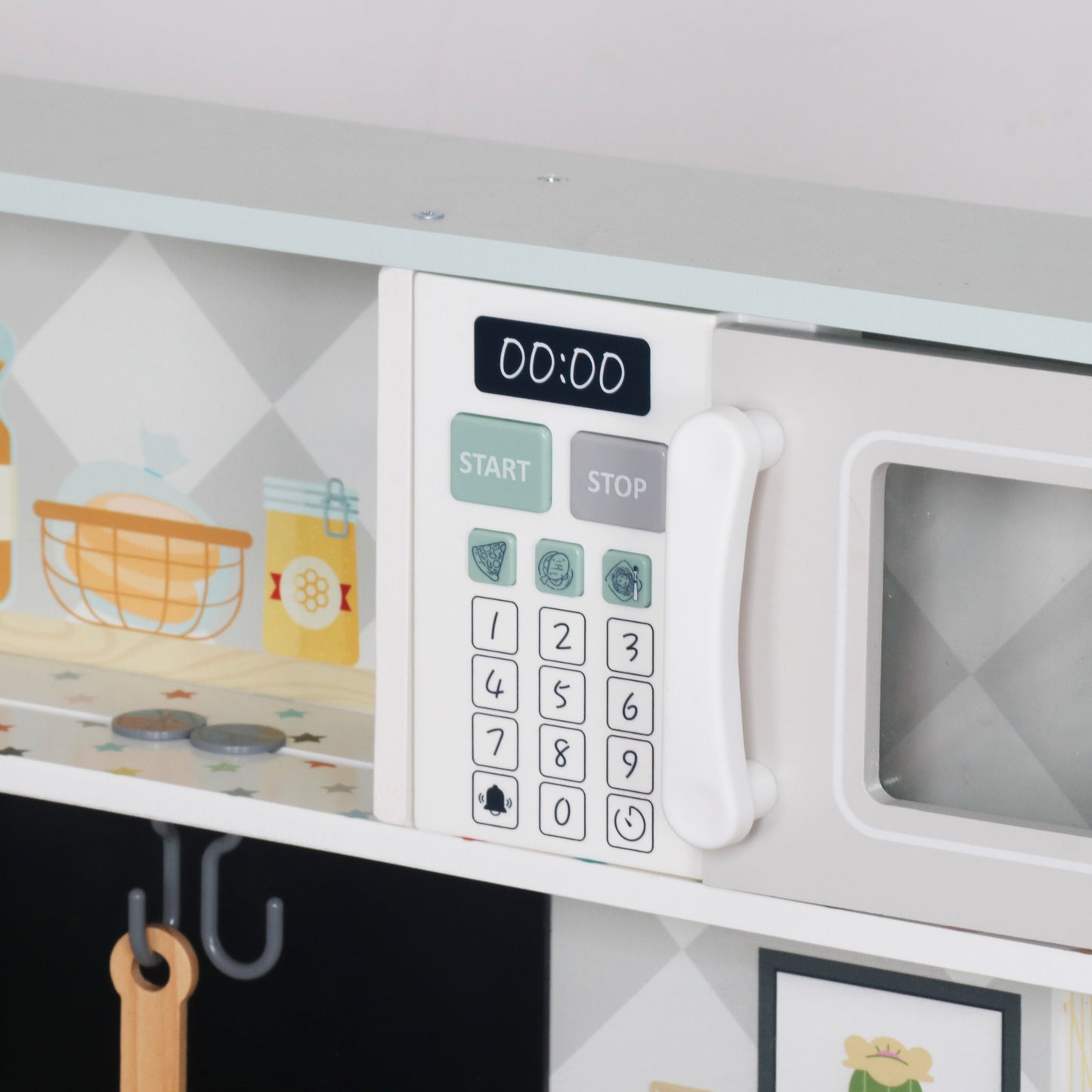 Детайл на електронната микровълнова фурна към детска дървена кухня GINGER HOME с бутони, дисплей и дръжка