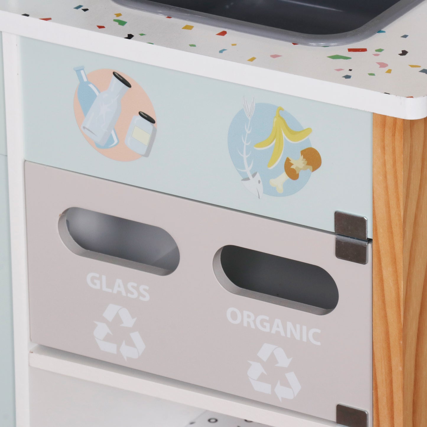Детайл на сортер за рециклиране към детска дървена кухня GINGER HOME с отделения Glass и Organic