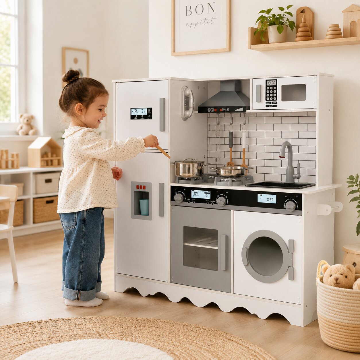 Дете играе с голяма детска дървена кухня GINGER HOME с хладилник, котлони, микровълнова, мивка и кухненски аксесоари