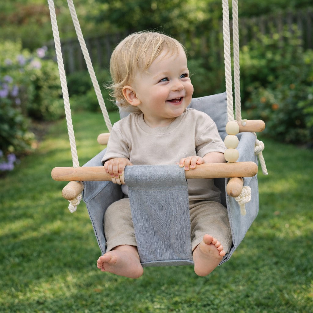 Бебе в детска дървена люлка Scandi с мека памучна седалка