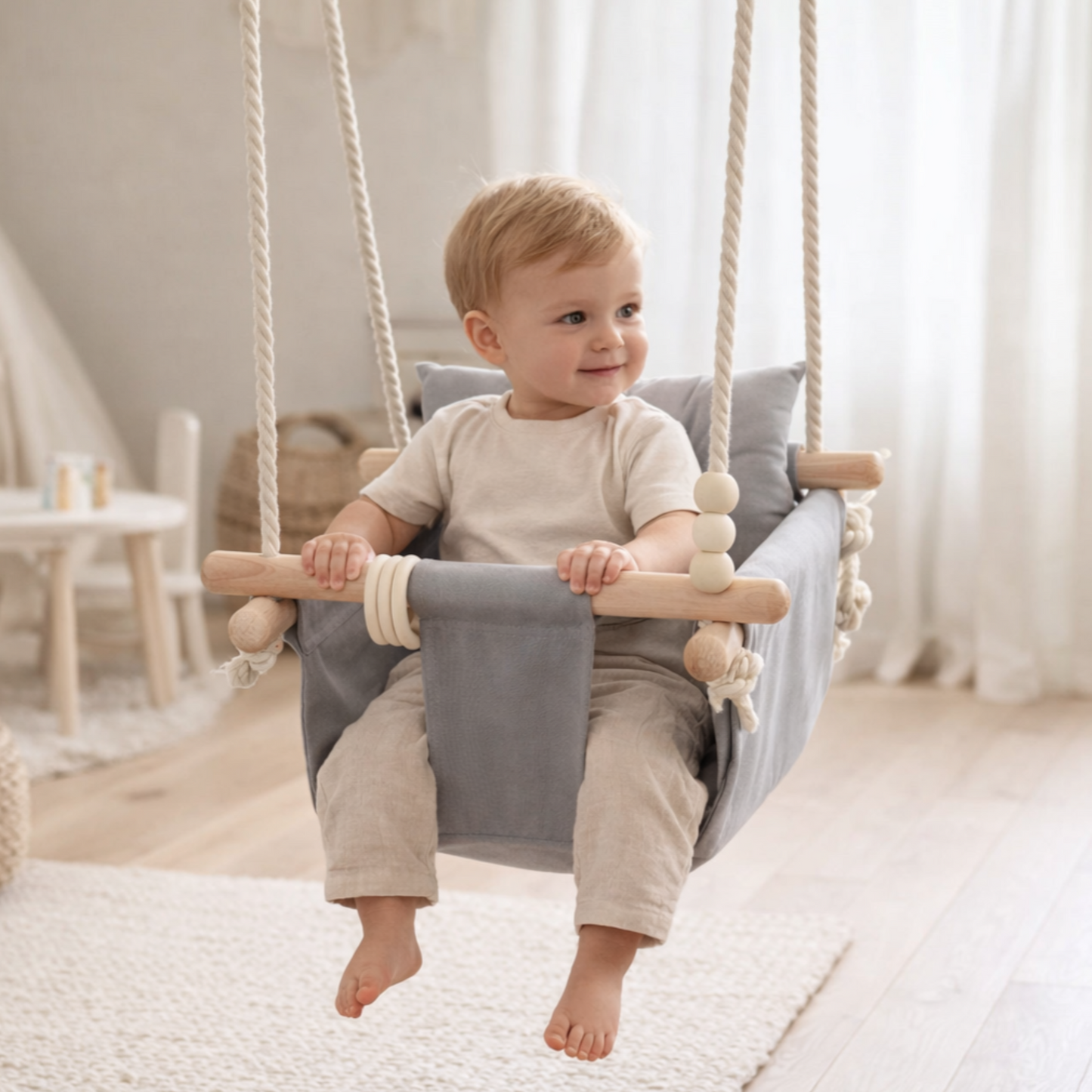 Дете в детска дървена люлка GINGER HOME Scandi в интериорна среда