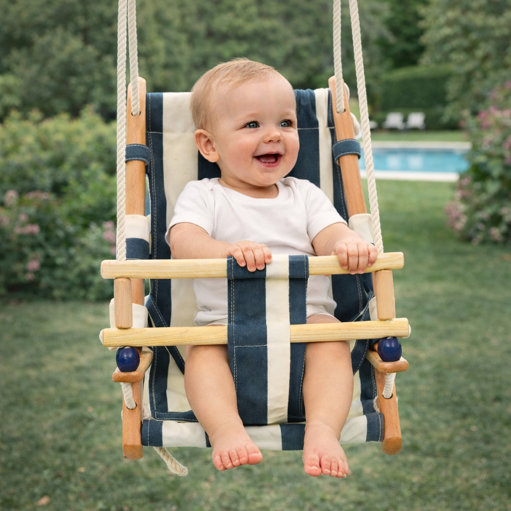 Детска дървена люлка тип шезлонг GINGER HOME с дете – предна позиция по време на люлеене