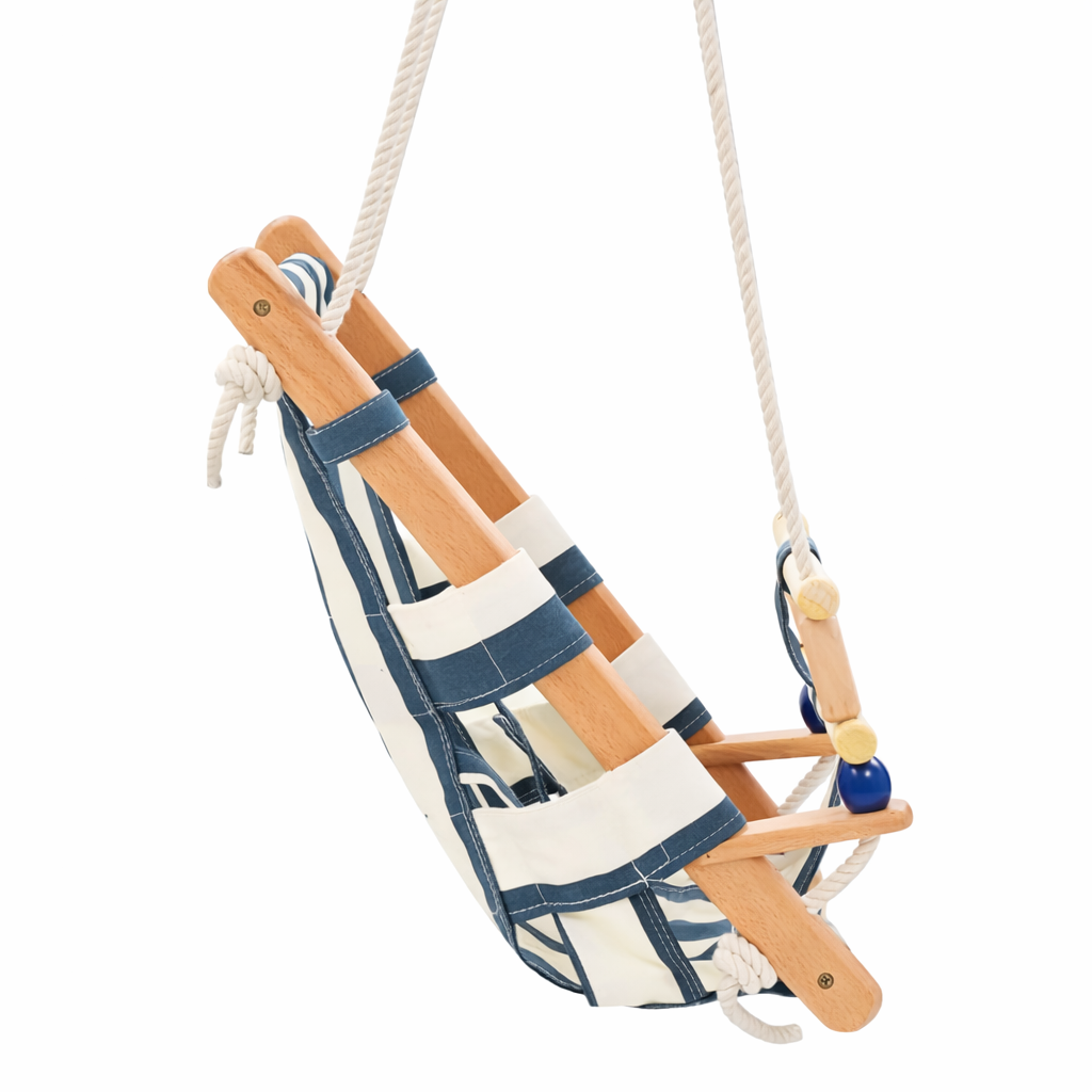 Детска дървена люлка тип шезлонг GINGER HOME в наклонена позиция за комфортно люлеене