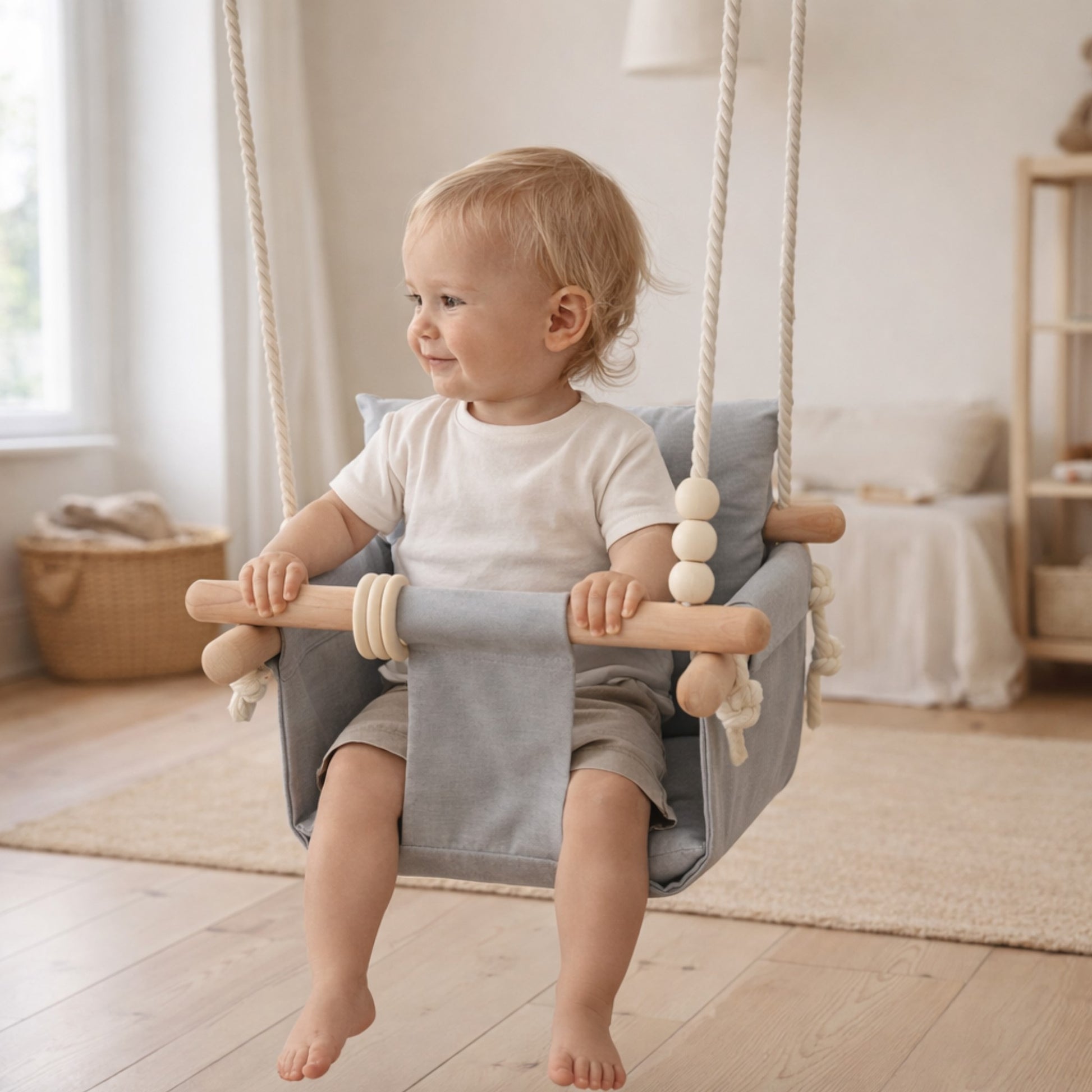 Дете се люлее в детска дървена люлка GINGER HOME Scandi у дома