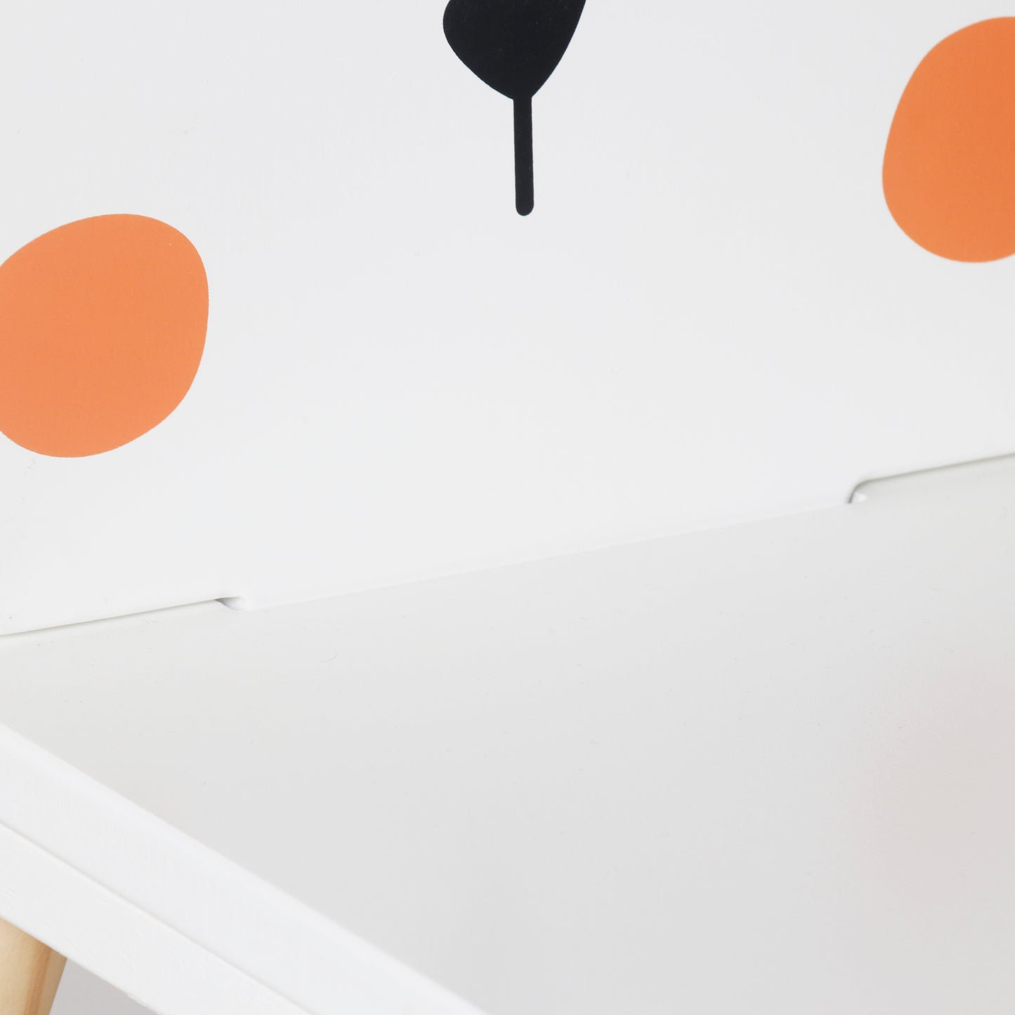 Близък план на облегалката на детското столче с формата на бяло зайче.