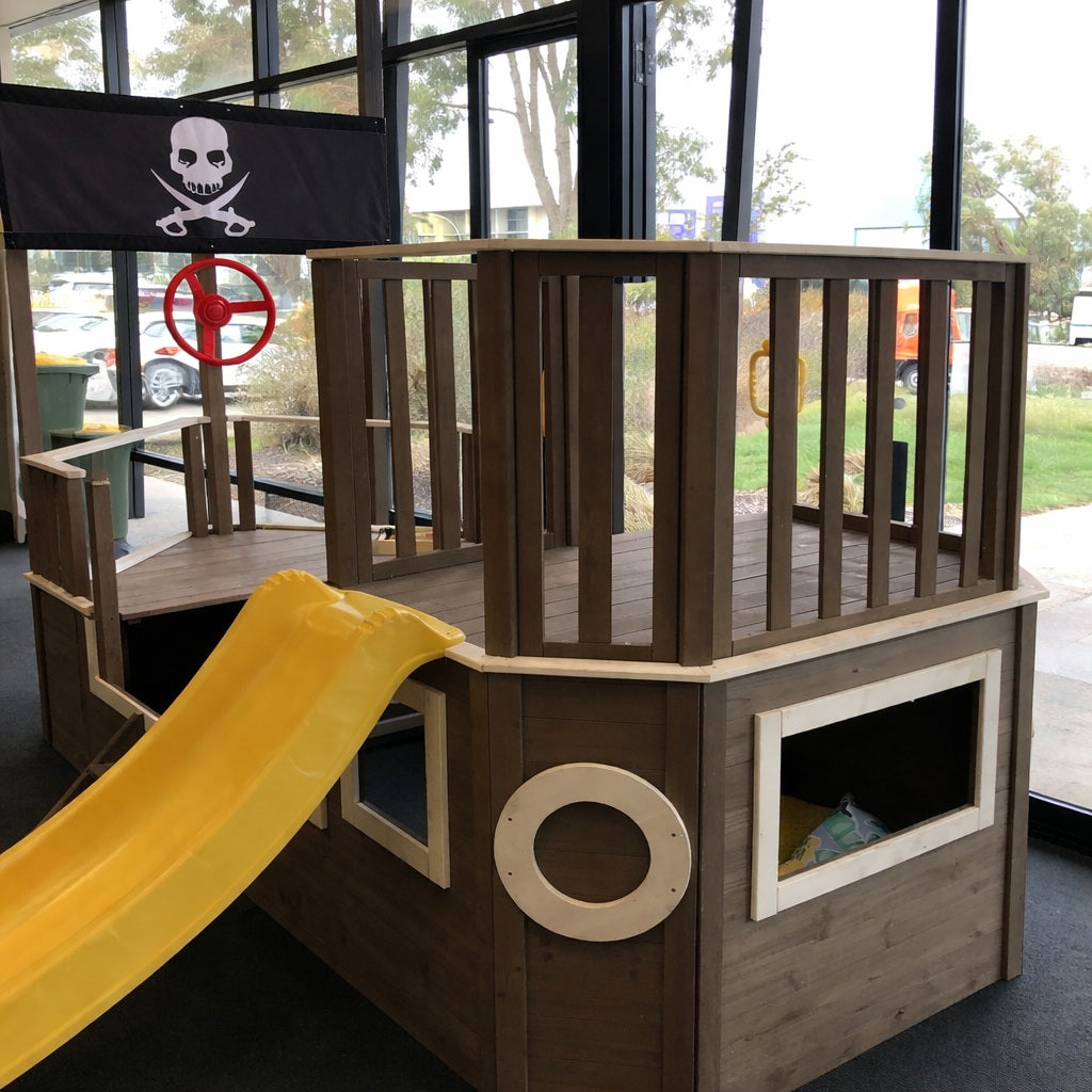 Дървена платформа за игра на детска катерушка пиратски кораб