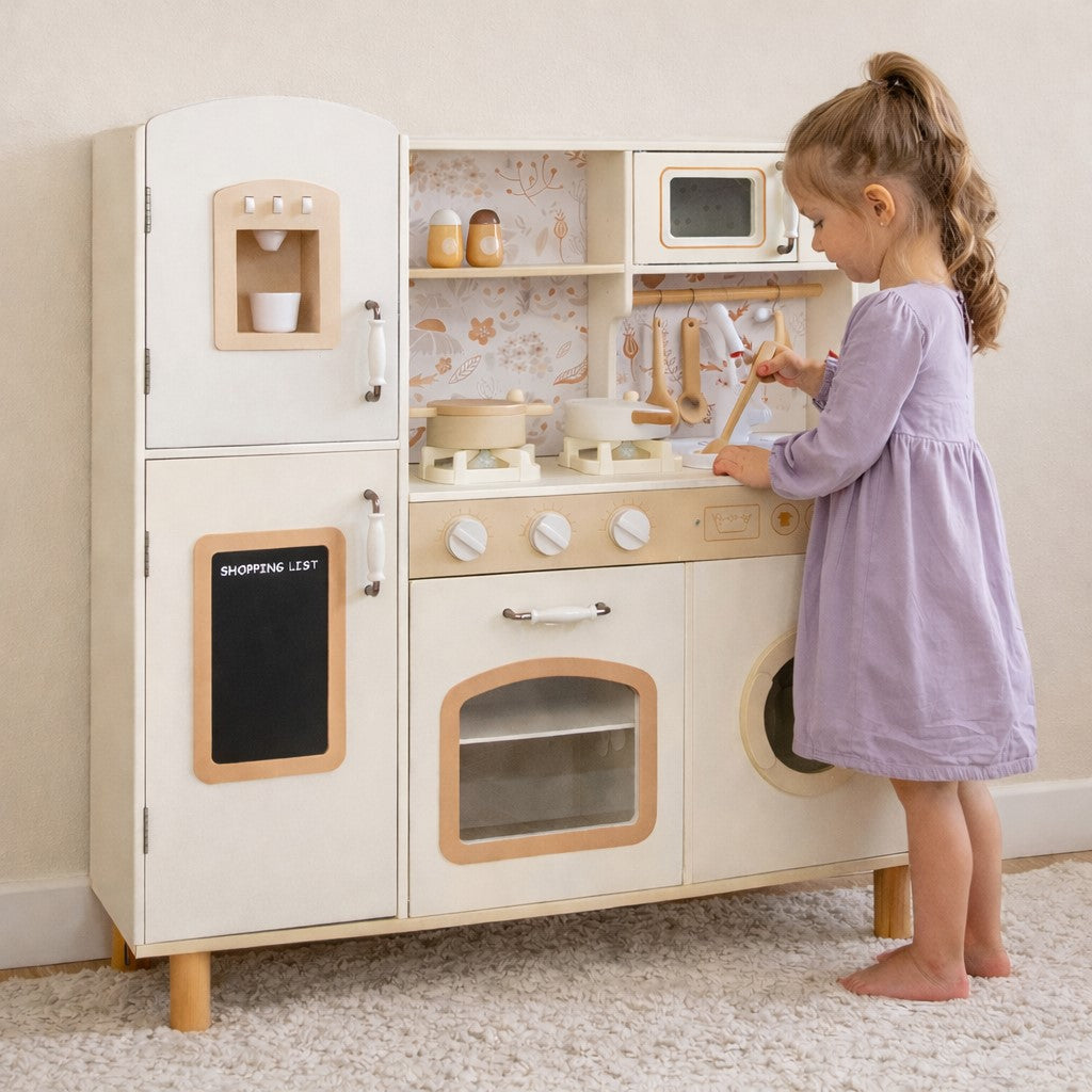 Дете играе с детска дървена кухня GINGER HOME в домашна среда