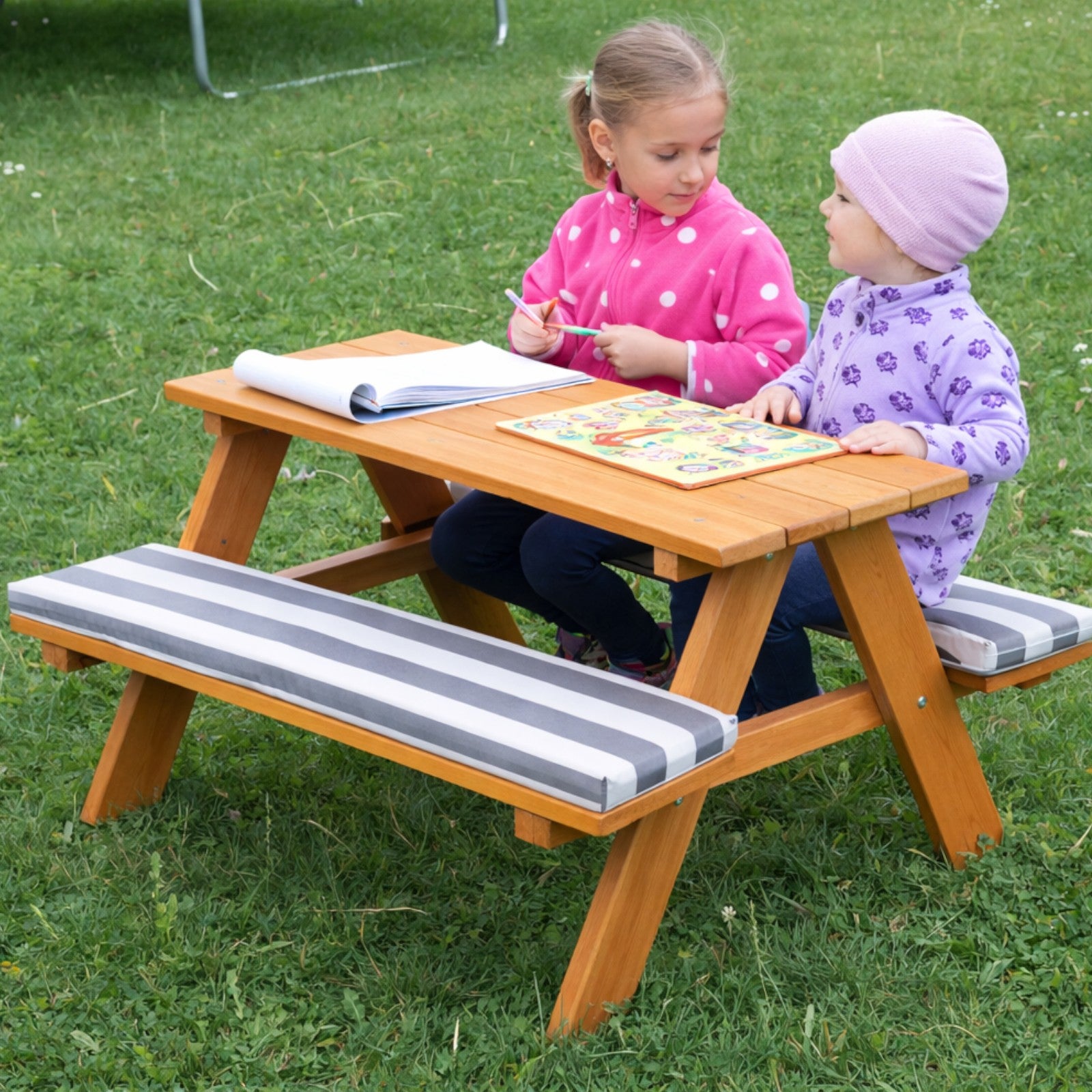 Детска маса за пикник GINGER HOME използвана от деца на открито в двор