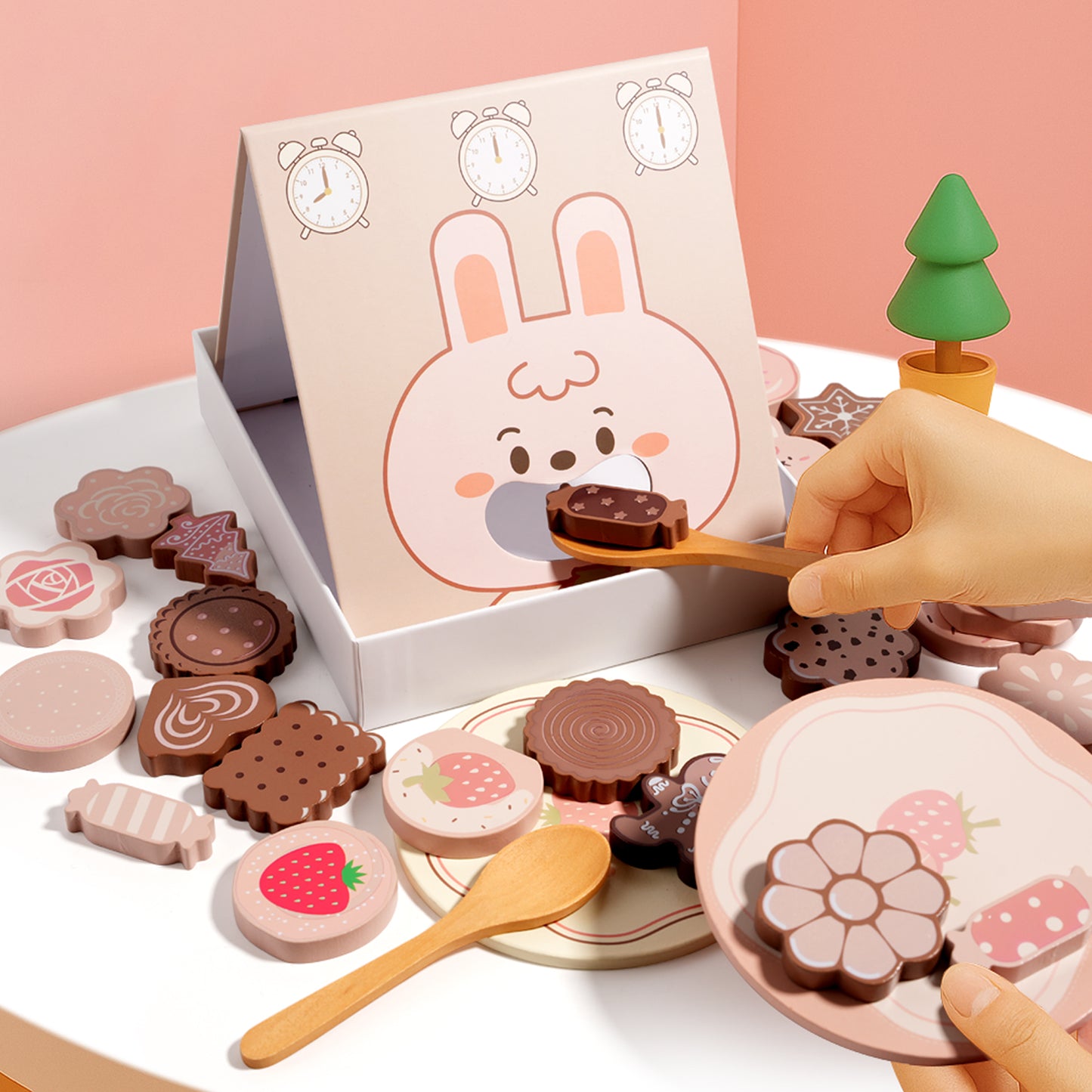Дървена играчка GINGER HOME с поставка зайче, лъжичка и бисквитки за игра „Нахрани Зайчето“