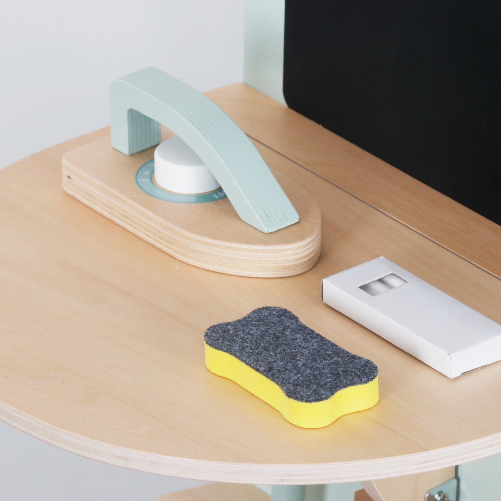 Детска дървена пералня 3 в 1 – маса за гладене с аксесоари, GINGER HOME