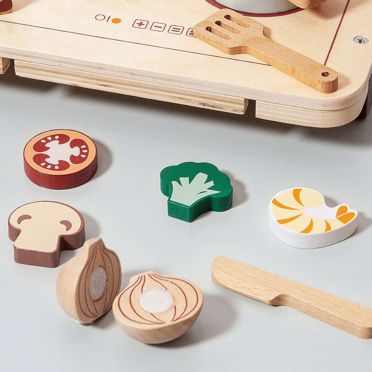 Близък план на дървени храни за рязане GINGER HOME с домат, броколи, скарида, гъба, лук и ножче