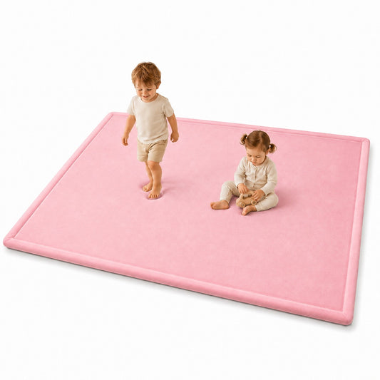 Детски мемори килим GINGER HOME LOLLA в розов цвят, 150x200 см, с две деца върху меката повърхност на бял фон.