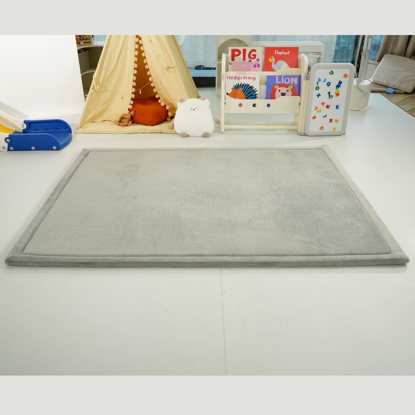 Детски Мемори Килим GINGER HOME LOLLA, 150x200 см, в детска стая с играчки и мек сив дизайн. 