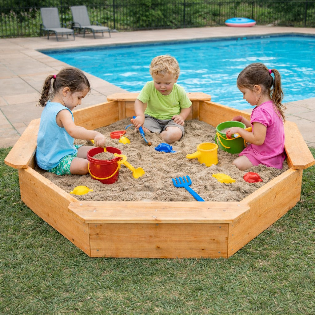 Деца играят с пясък в детски пясъчник GINGER HOME на открито