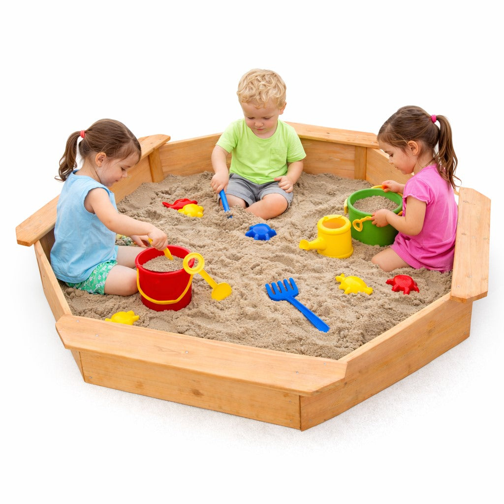 Деца играят в детски дървен пясъчник GINGER HOME с пясък и играчки