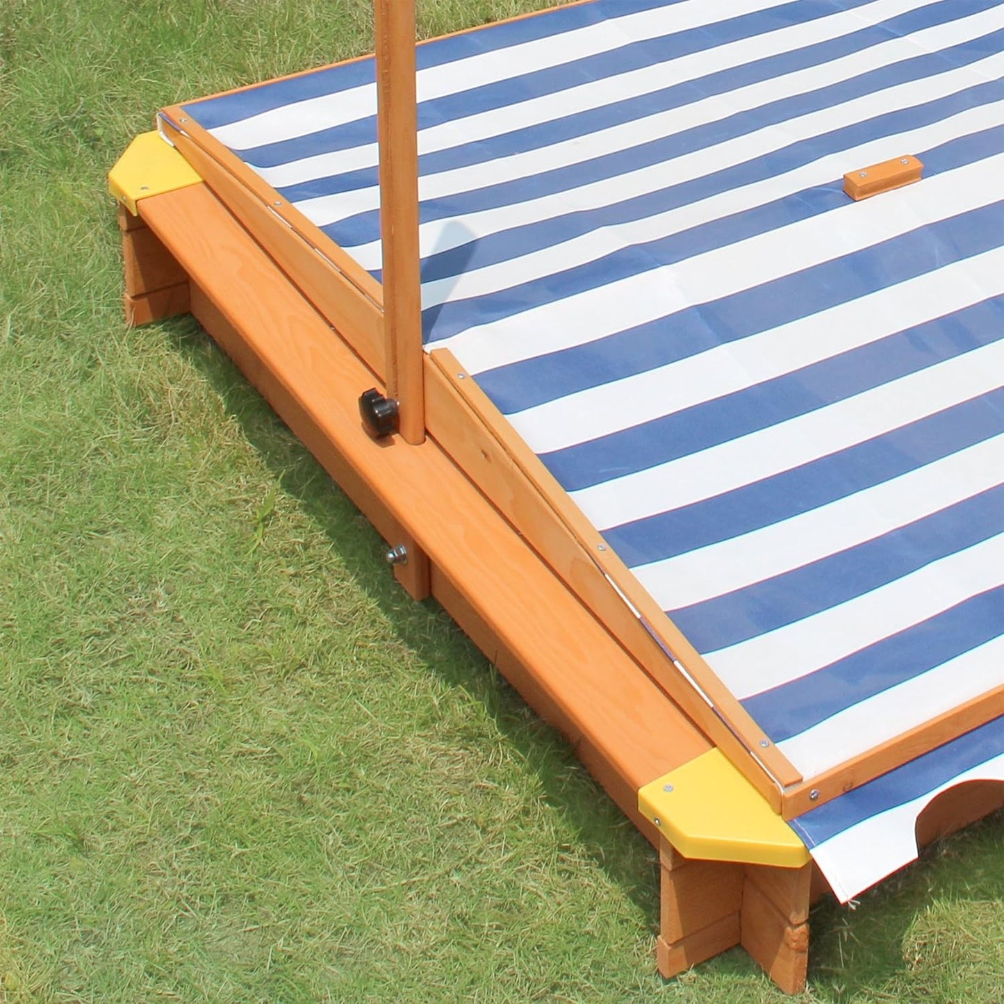 Страничен изглед на дървен детски пясъчник с UV защита на покрива