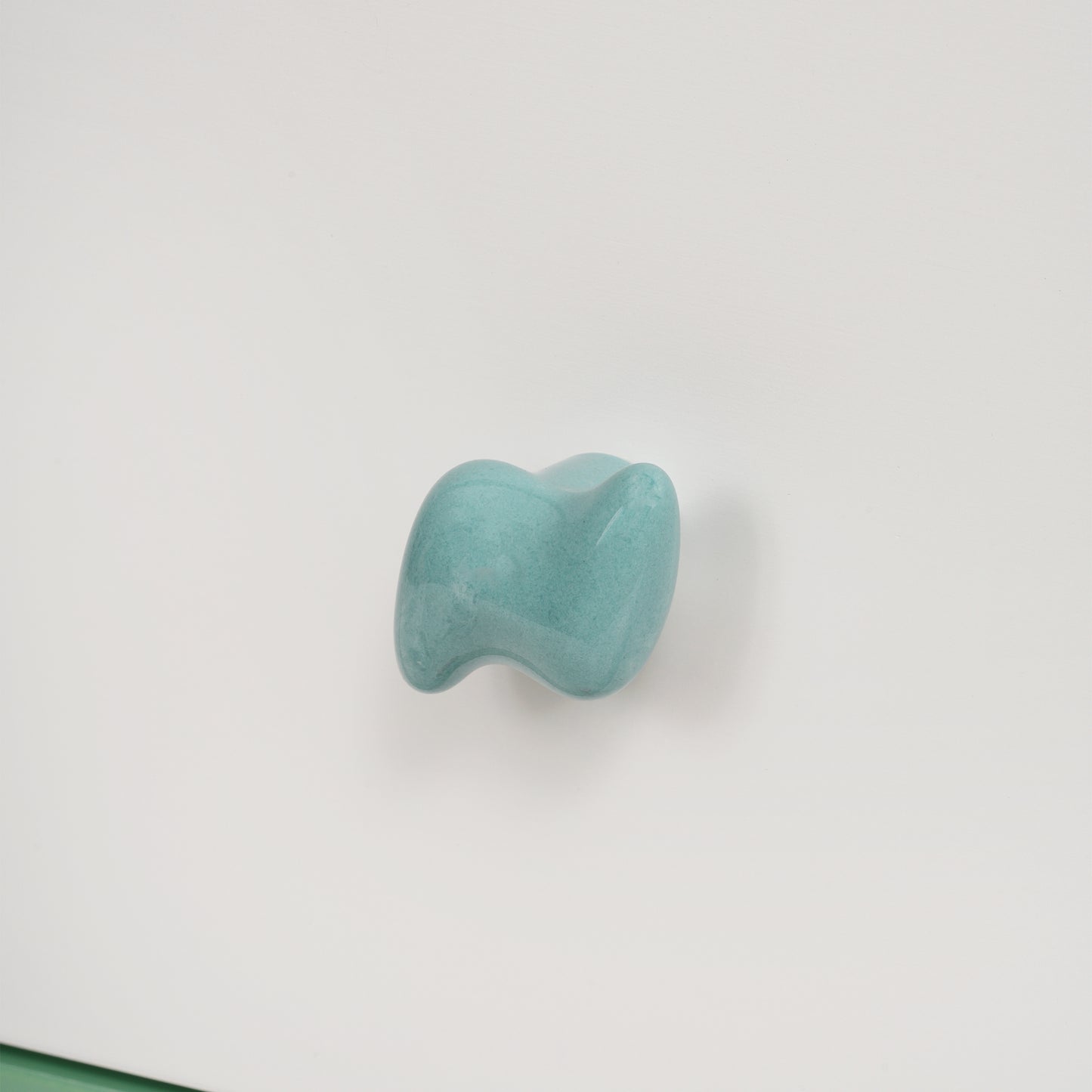 Детайл на цветна детска дръжка – чекмедже на шкаф GINGER HOME Forest