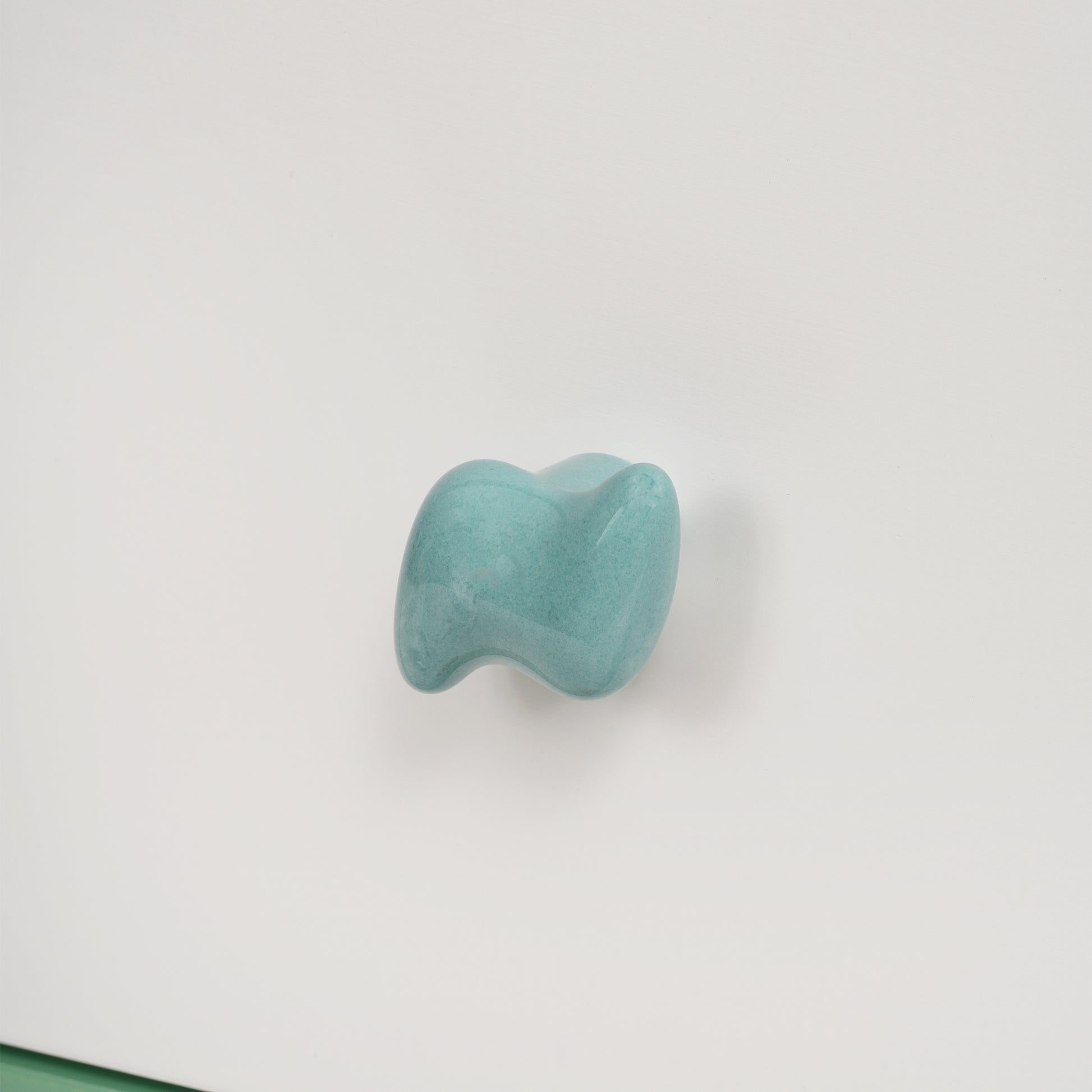 Детайл на цветна детска дръжка – чекмедже на шкаф GINGER HOME Forest