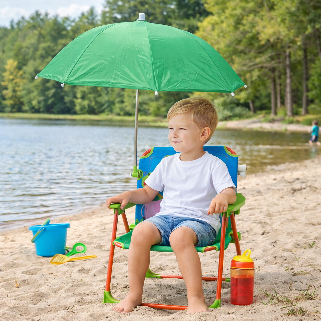 Детско плажно столче с чадър TOFFY – дете, седнало на столчето край вода