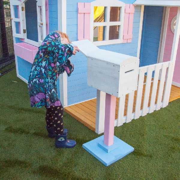 Интериор/пространство за игра в детска дървена къща – вътрешен изглед