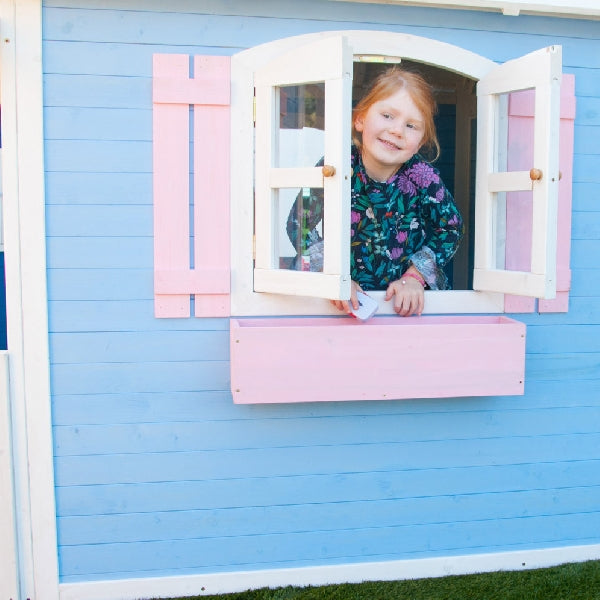 Големи прозорци за проветрение на детска градинска къща – детайл