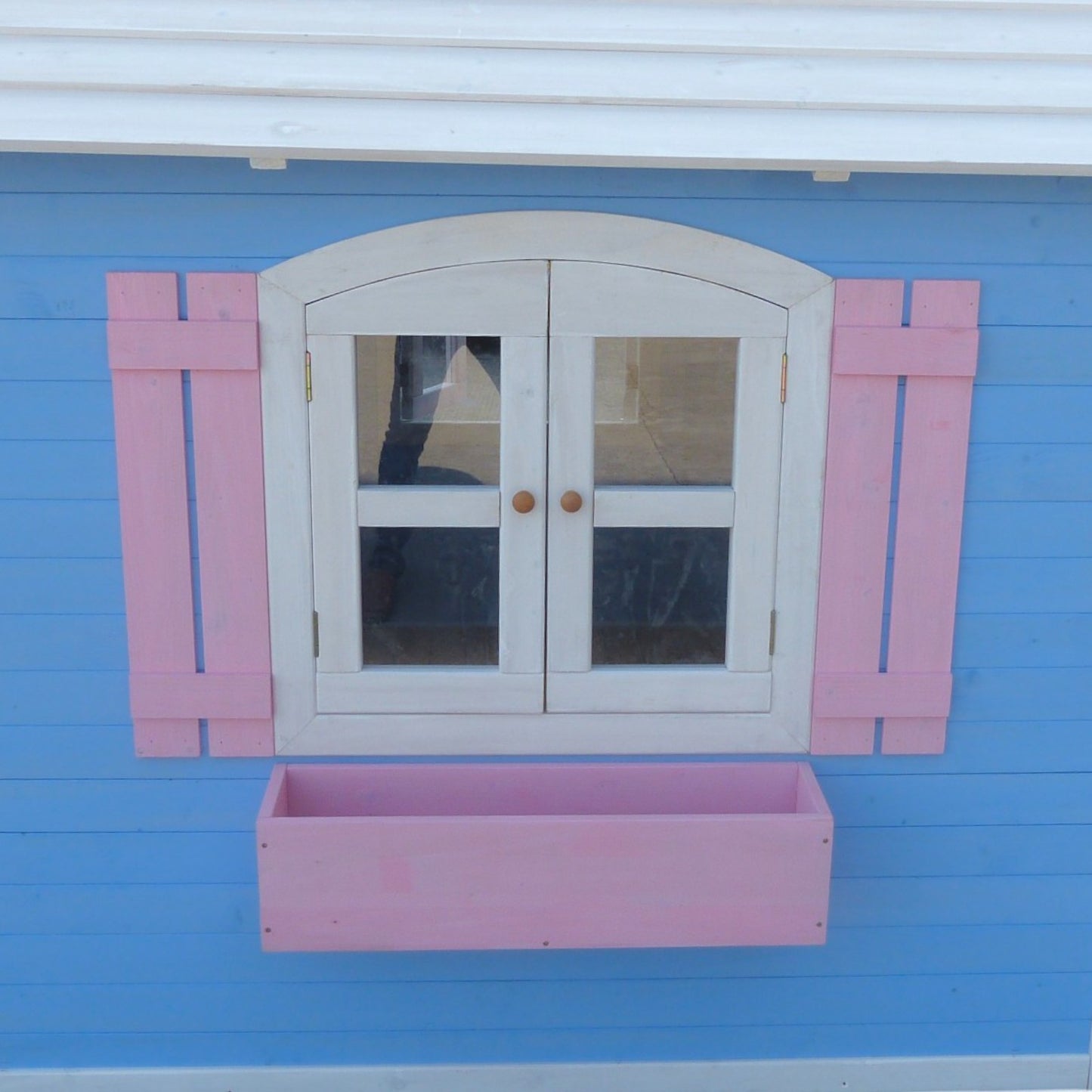 Отваряема врата и прозорец на дървена детска къща – детайл