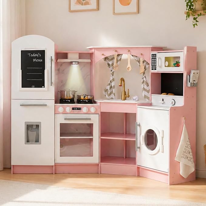 Детска ъглова кухня GINGER HOME в интериор с включена светлина, мивка с течаща вода, хладилник, фурна, микровълнова и пералня