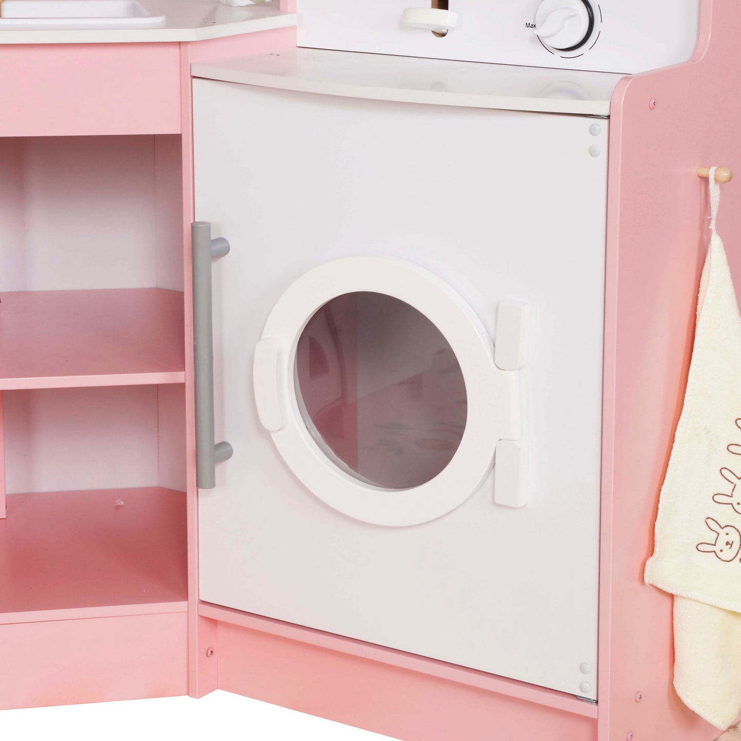 Детайл на пералня към детска дървена кухня GINGER HOME с кръгла врата, рафтове и закачена кърпа