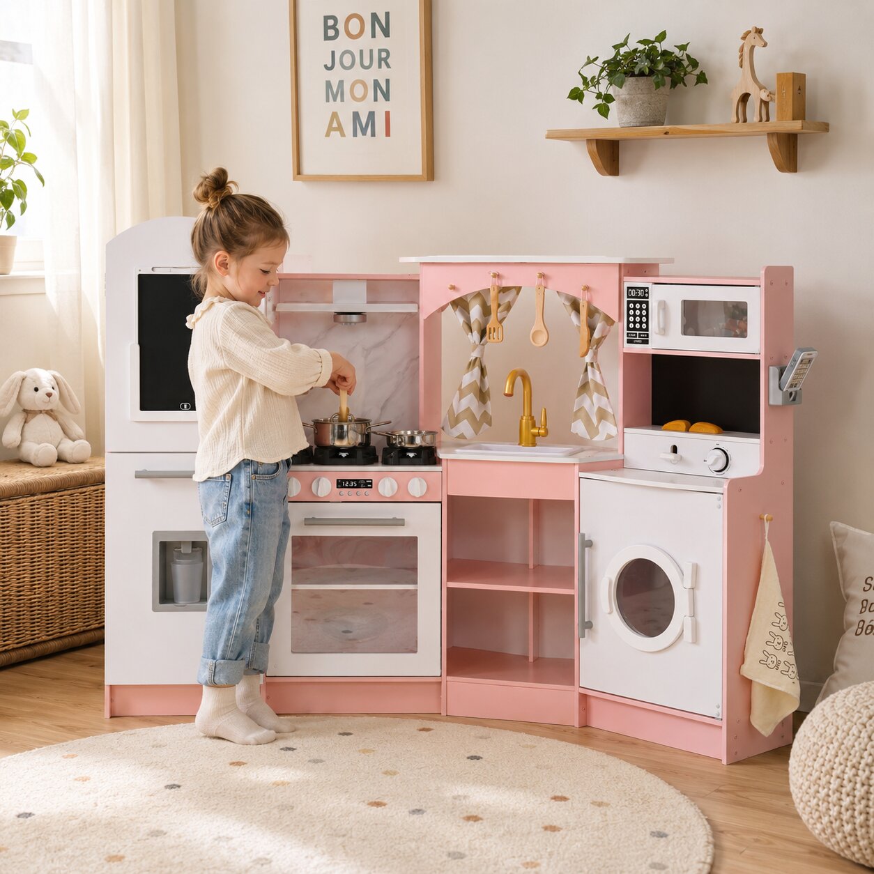 Дете готви на голяма детска дървена кухня GINGER HOME с котлони, съдове, мивка, микровълнова и пералня