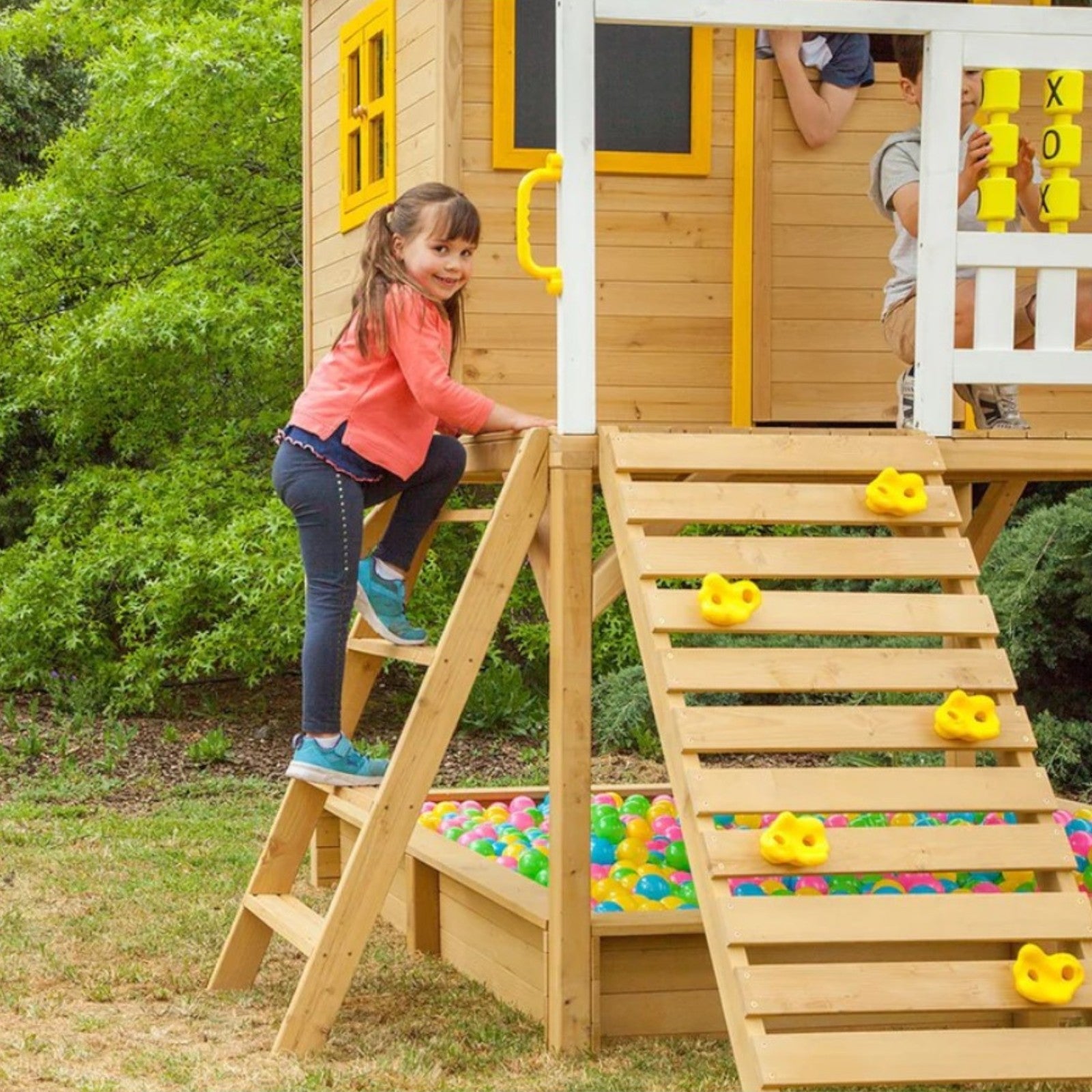 Обща снимка на дървената детска къща с играчки и пространство за игра