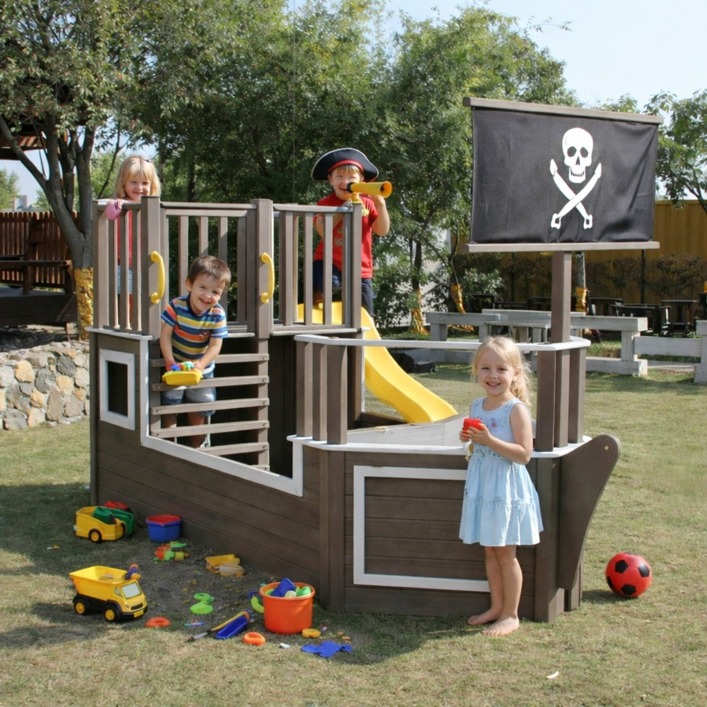 Деца играят на детска дървена катерушка пиратски кораб на открито