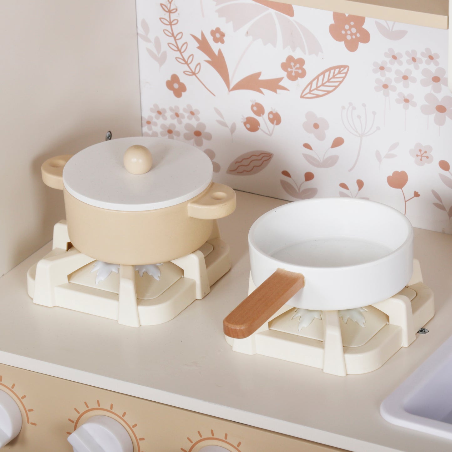 Котлони и съдове на детска кухня GINGER HOME – детайл от плота