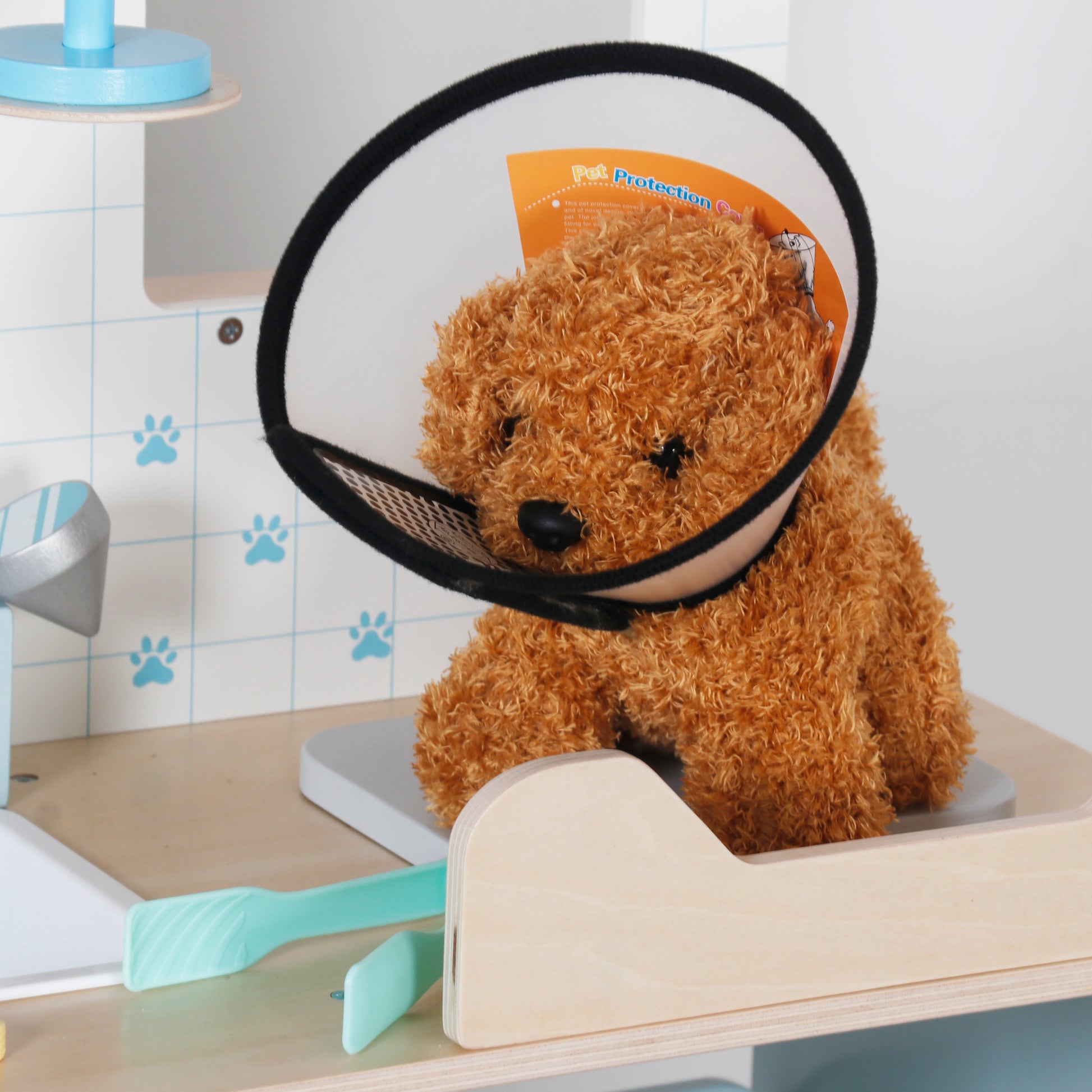 Плюшено куче с предпазна яка в детска ветеринарна клиника GINGER HOME