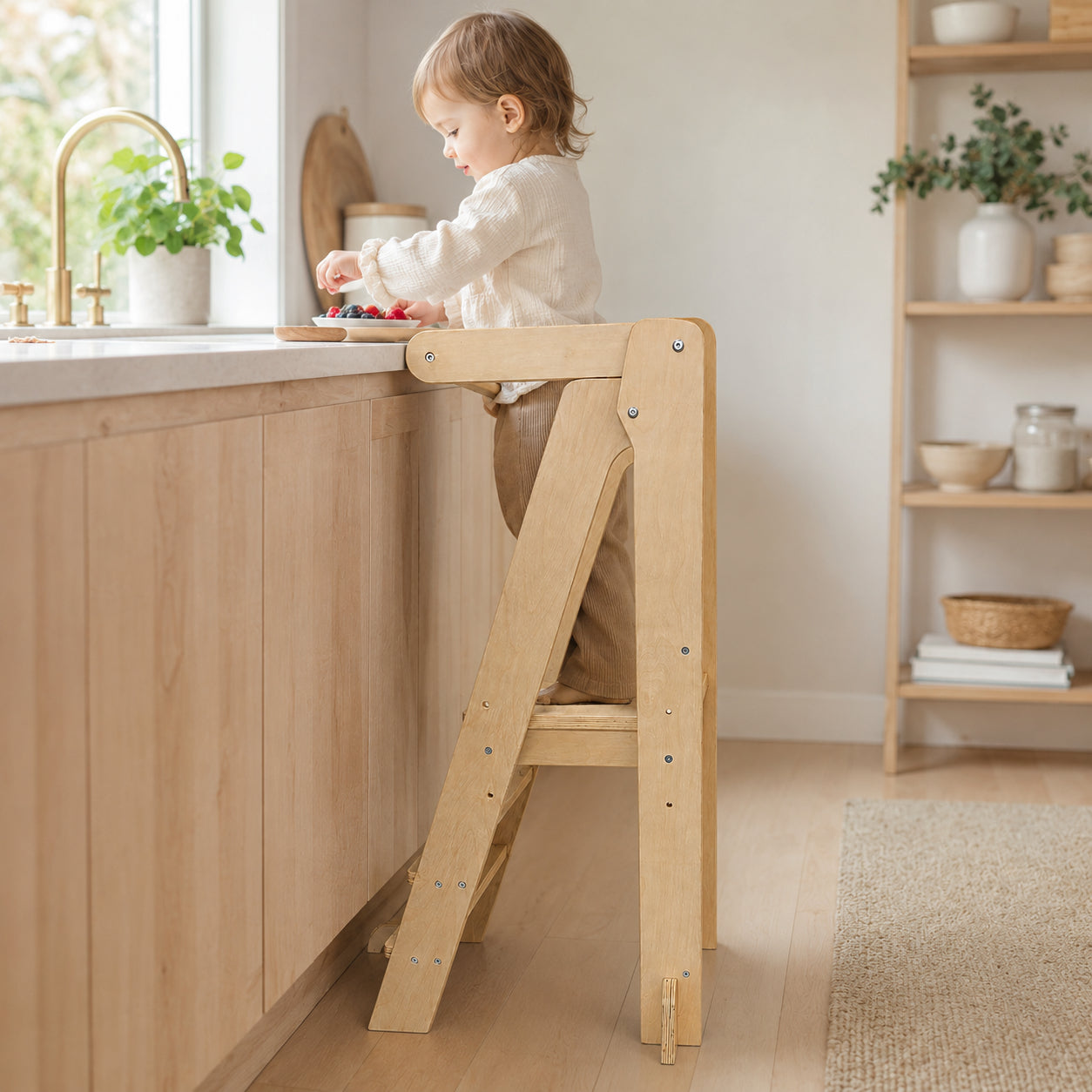 Дете на Монтесори кула GINGER HOME до кухненски плот помощно столче от натурално дърво