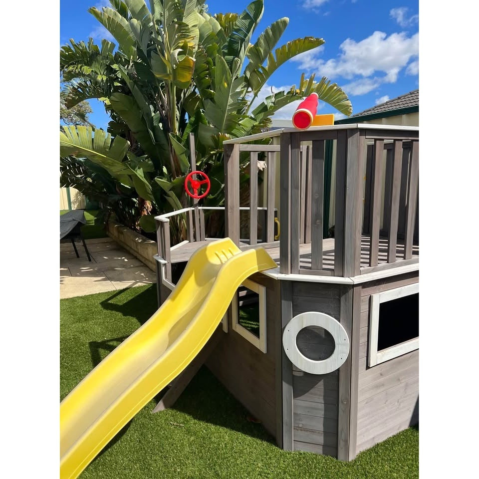 Горна дървена кула с парапети на детска катерушка пиратски кораб