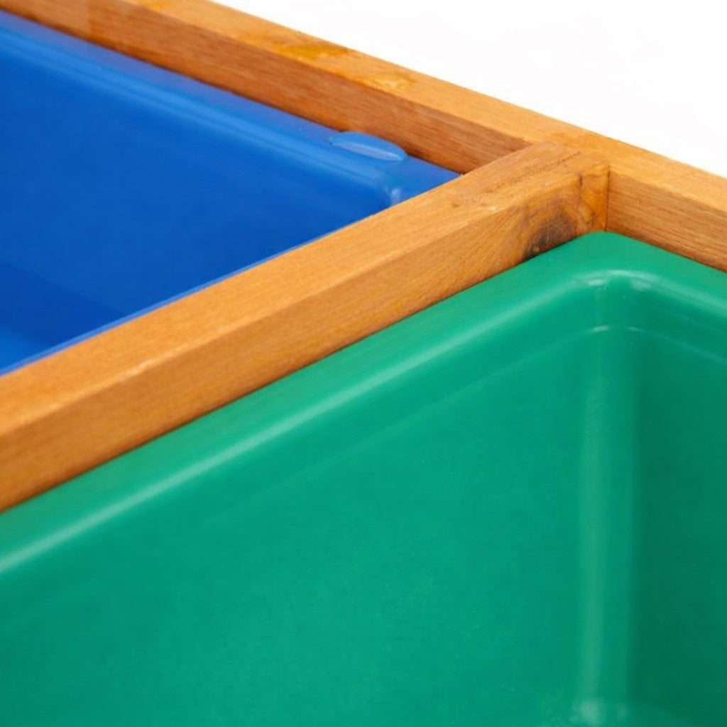 Пластмасови кутии за пясък и вода към детска дървена маса