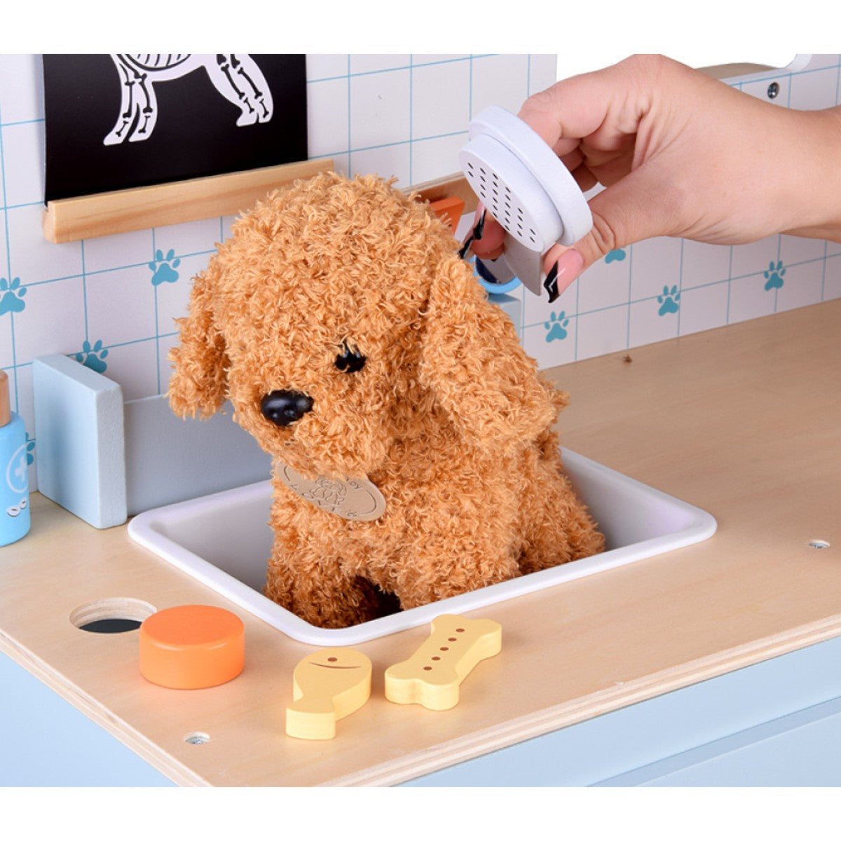 Дете играе с плюшено куче в детска ветеринарна клиника GINGER HOME